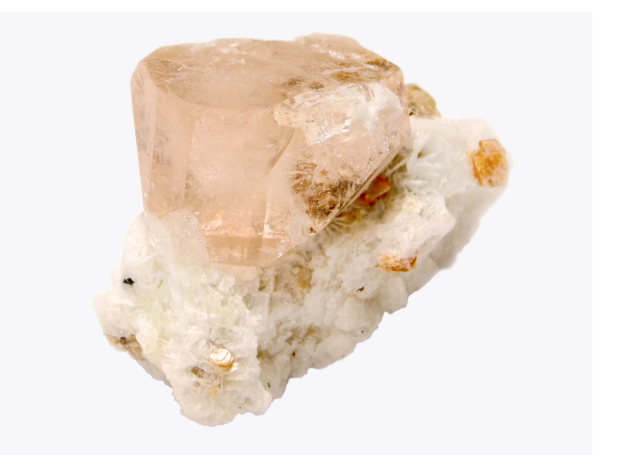 Morganit Kristalliner Quarz in brauner Farbe auf hellem, mineralischem Gestein.