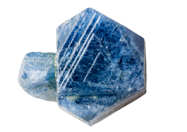 Blauer Saphir - Ungeschliffen Blauer Mineralstein mit hexagonalem Kristall und grünlichen Einschlüssen.