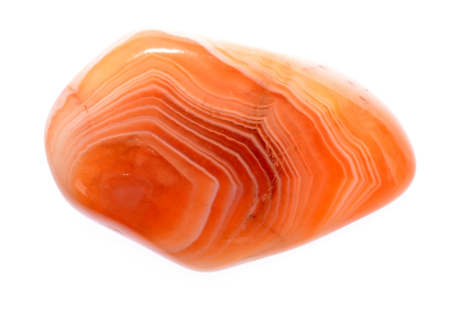 Achatc -gebänderter Chalcedon Orange und weiße Achatstein mit charakteristischen Streifen und glatter Oberfläche.
